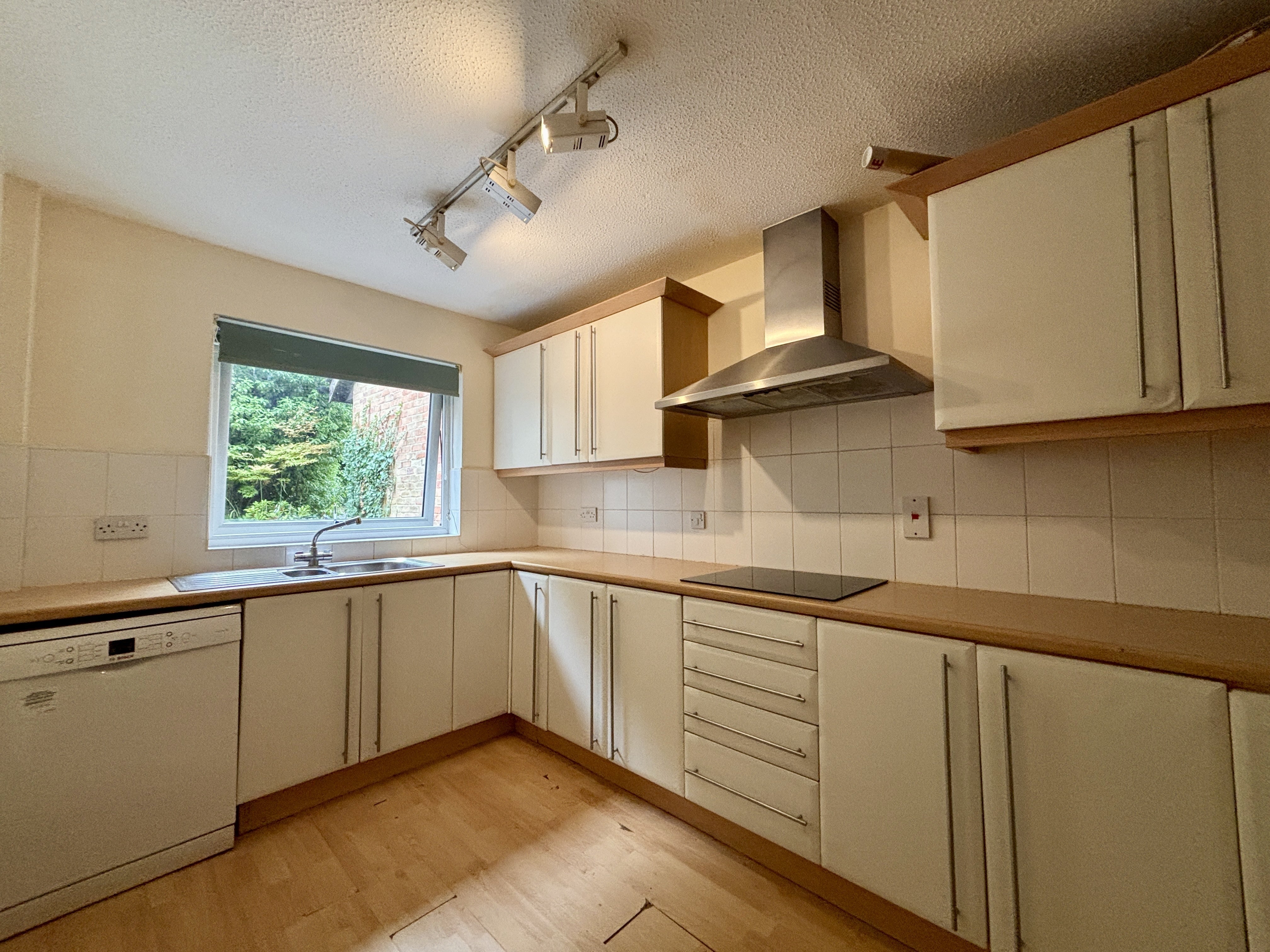Flat Foxgrove Road in Greater London