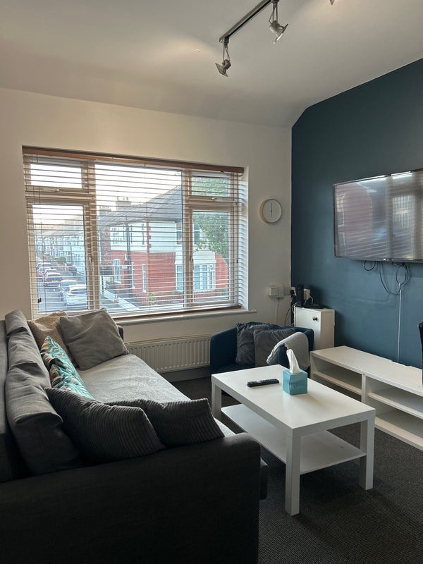 Room Dovedale Road in Liverpool
