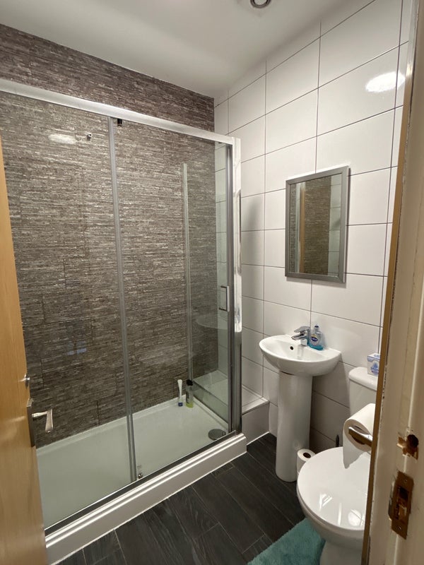 Room Dovedale Road in Liverpool