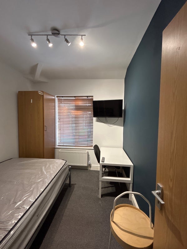 Room Dovedale Road in Liverpool