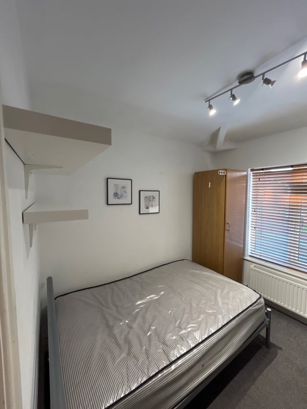 Room Dovedale Road in Liverpool