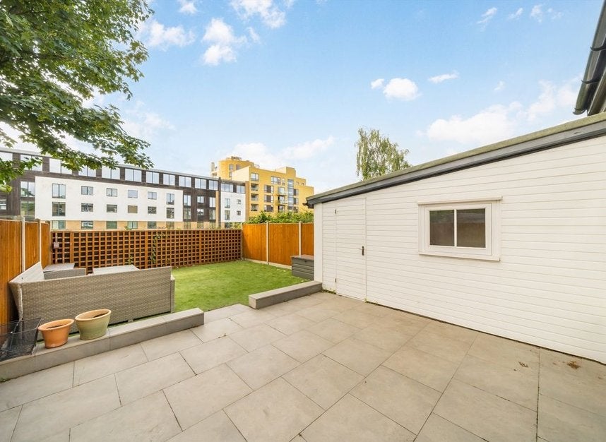Flat Harvist Road in Greater London