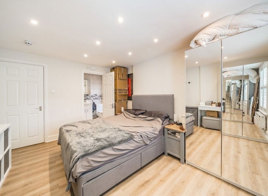 Flat Harvist Road in Greater London