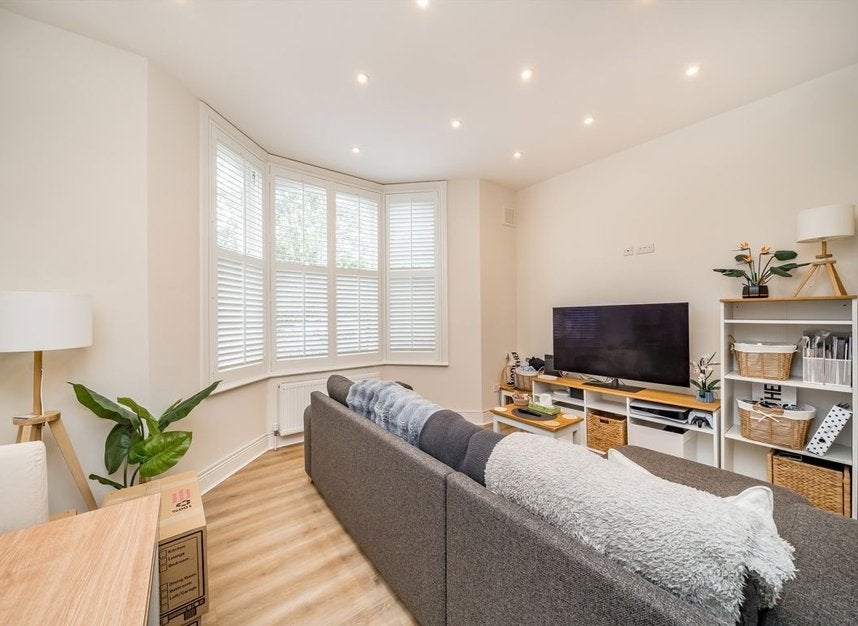Flat Harvist Road in Greater London