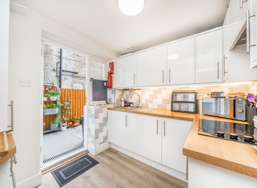 Flat Harvist Road in Greater London