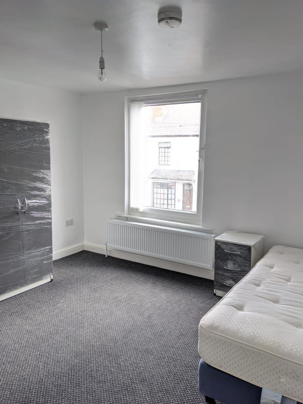 Room Lily Road in Birmingham