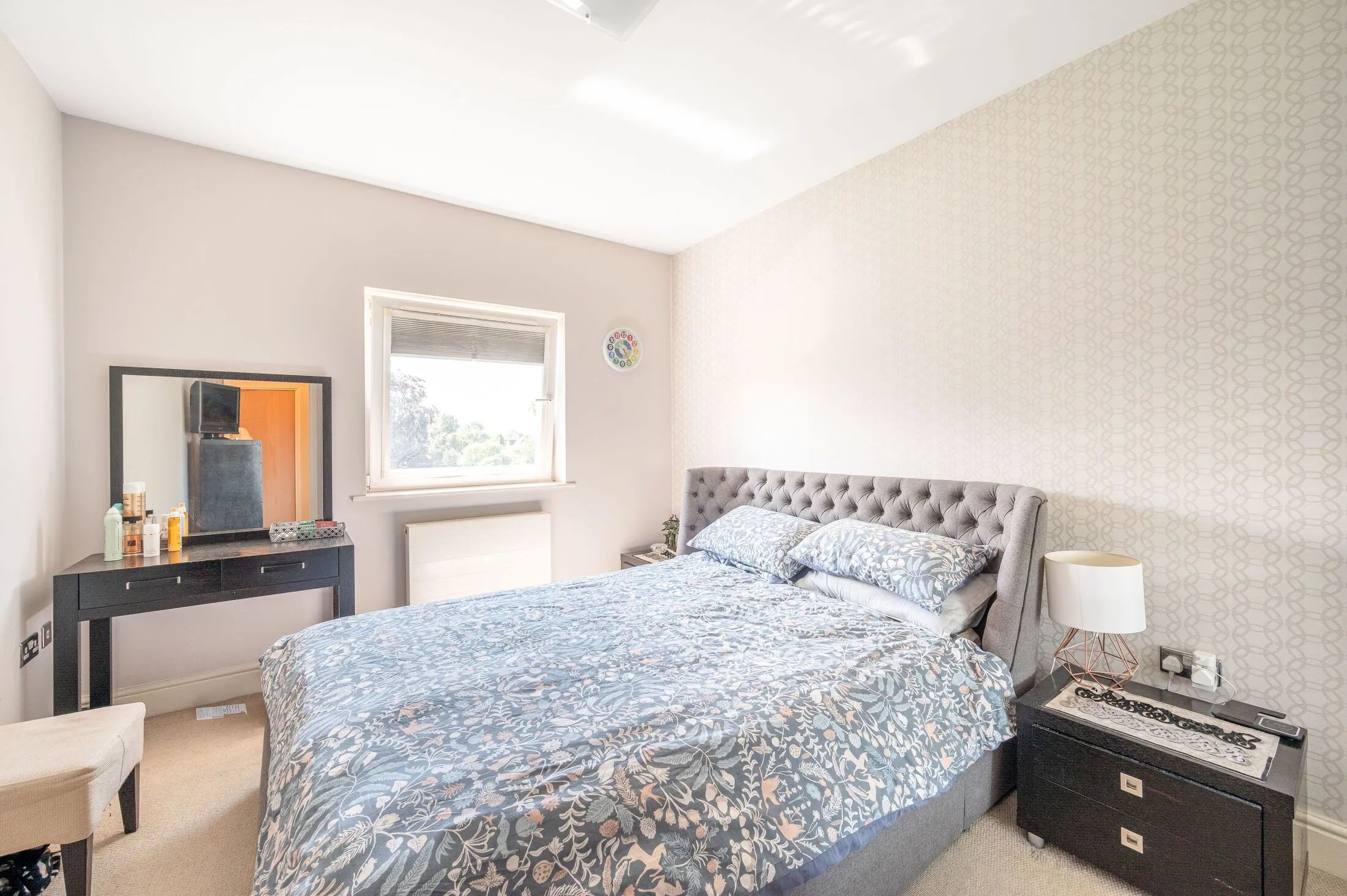 Flat Wentworth Park in Greater London