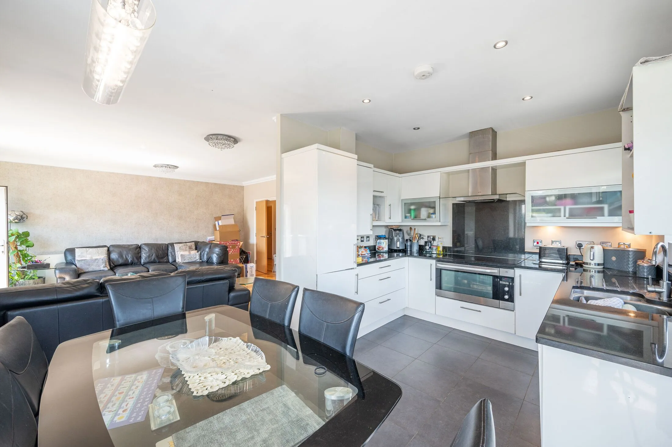 Flat Wentworth Park in Greater London