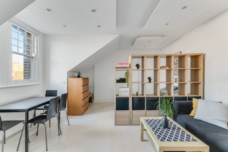 Flat Broadhurst Gardens in Greater London