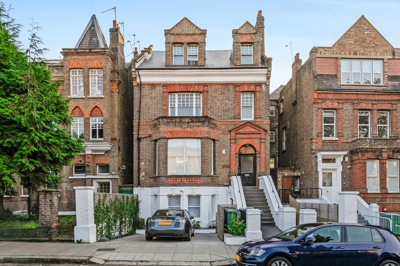 Flat Broadhurst Gardens in Greater London