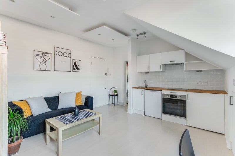 Flat Broadhurst Gardens in Greater London