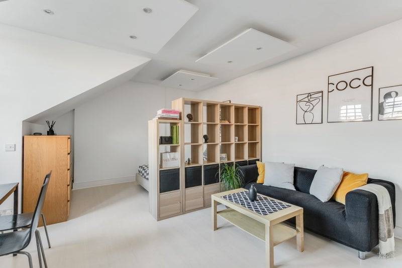 Flat Broadhurst Gardens in Greater London