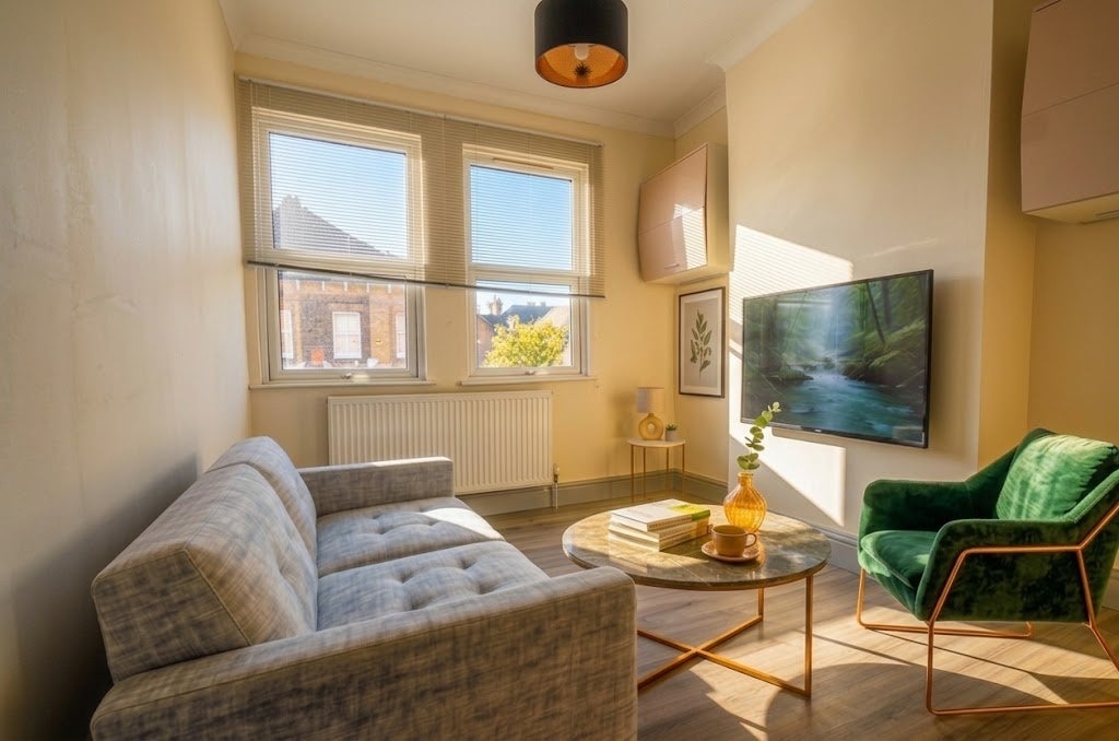 Flat Lennard Road in Greater London
