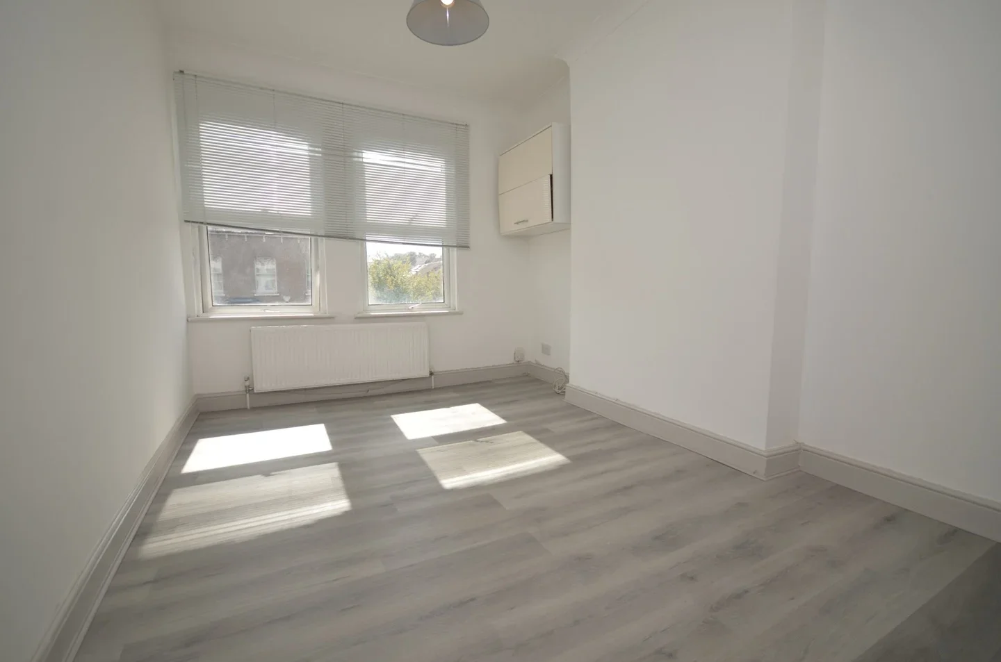 Flat Lennard Road in Greater London