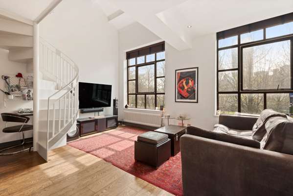 Flat Vicarage Crescent in Greater London