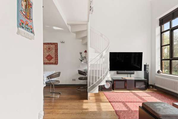 Flat Vicarage Crescent in Greater London