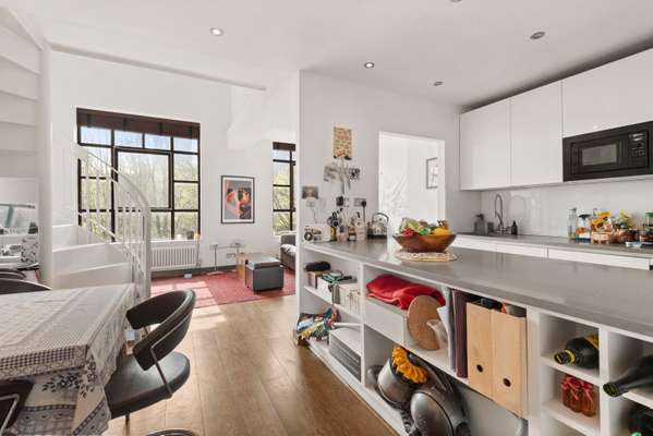 Flat Vicarage Crescent in Greater London