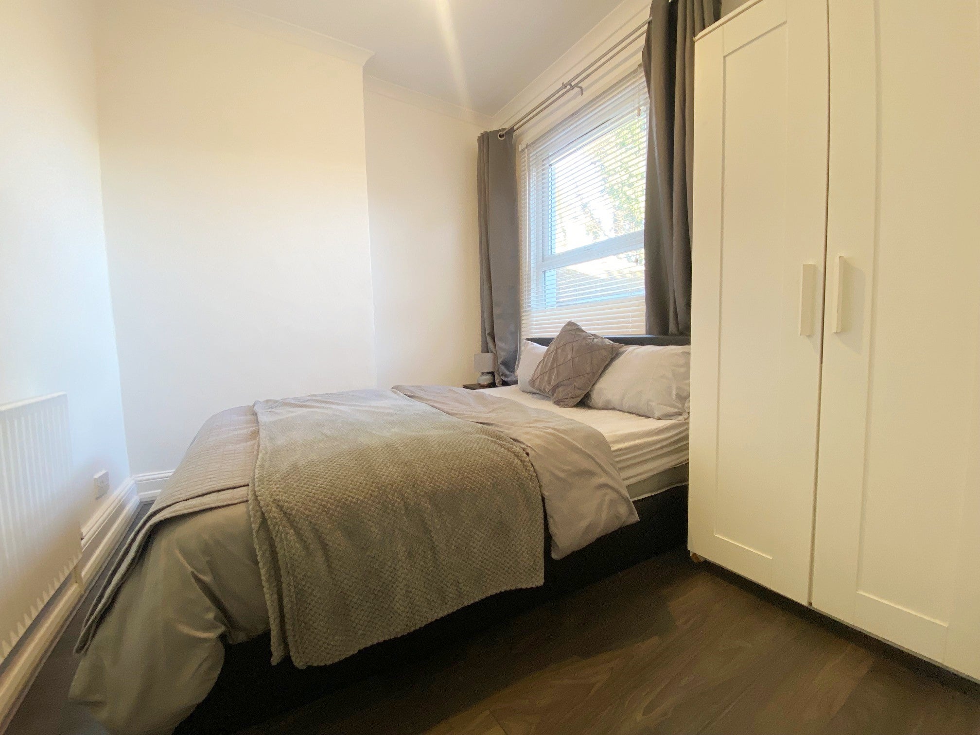 Flat Sunninghill Road in Greater London