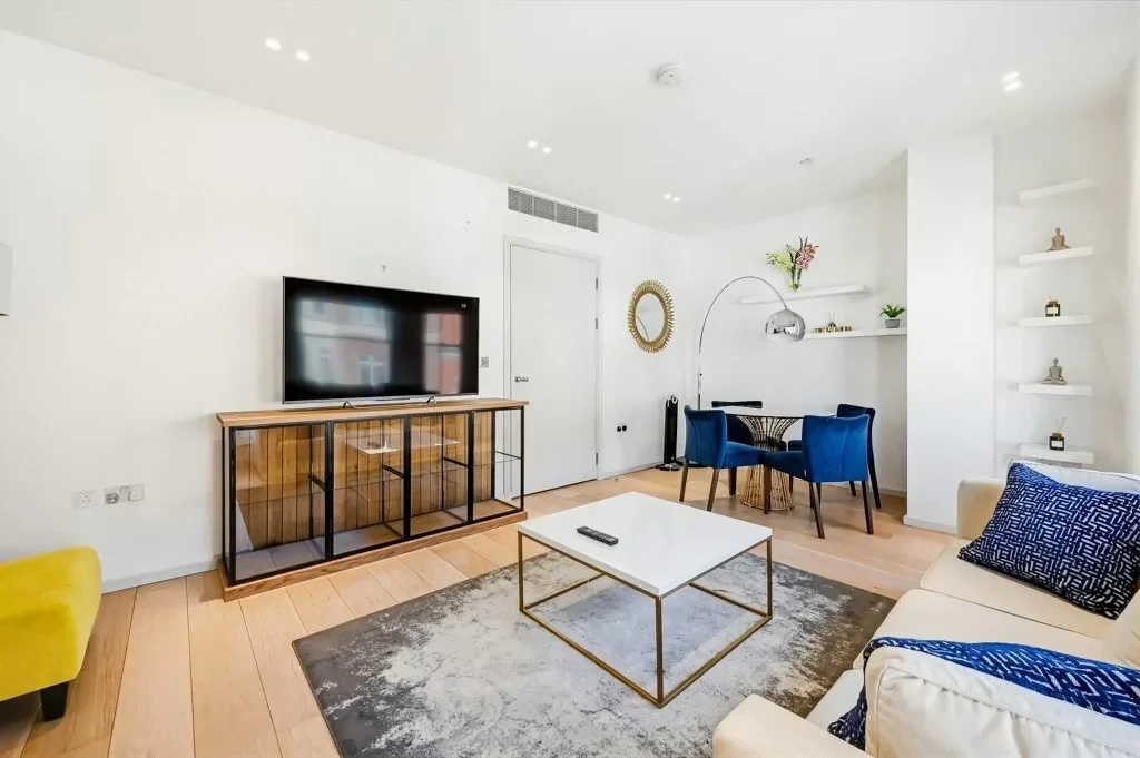 Flat Conduit Street in City of Westminster