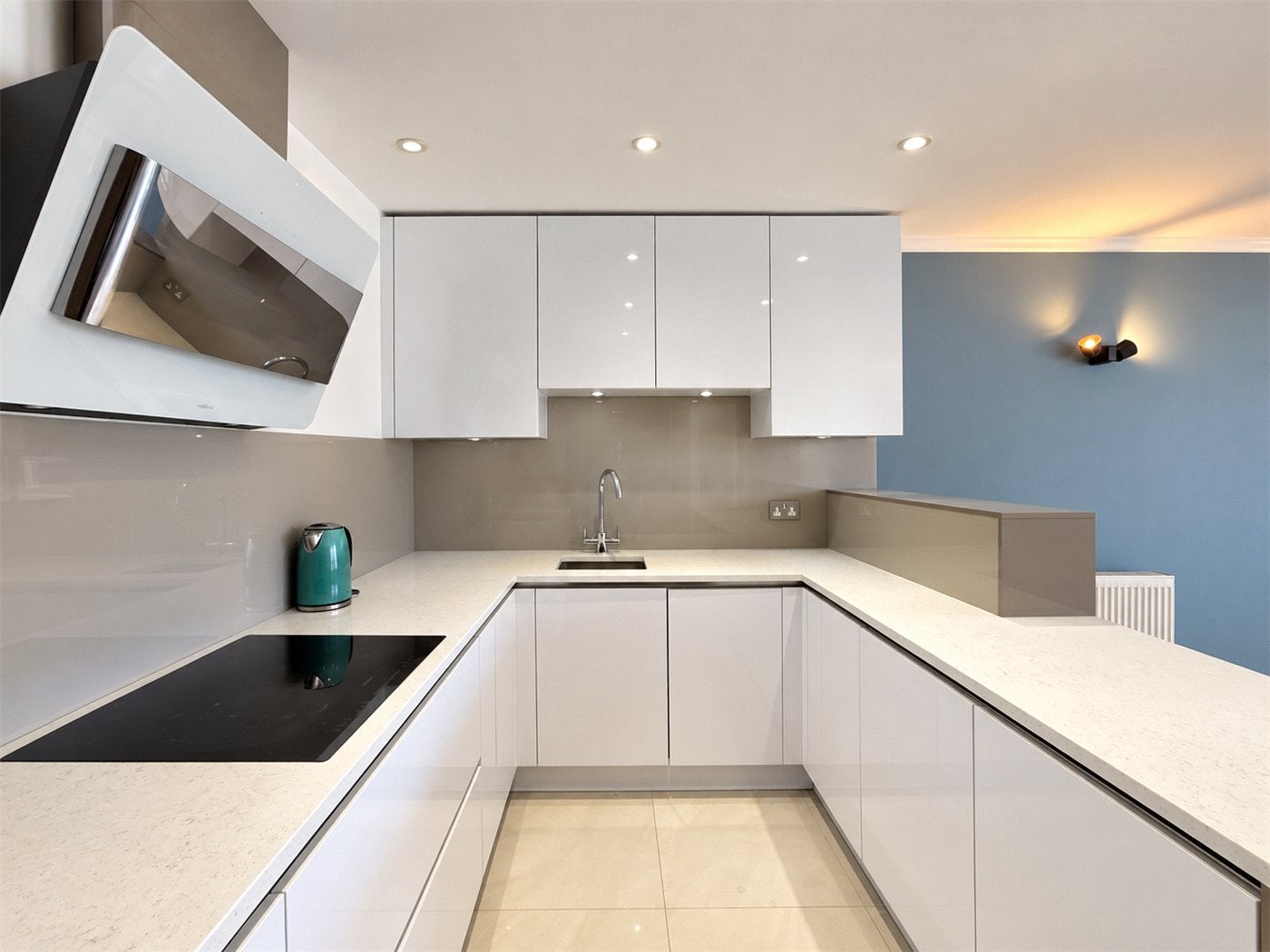 Flat Rotherhithe Street in Greater London