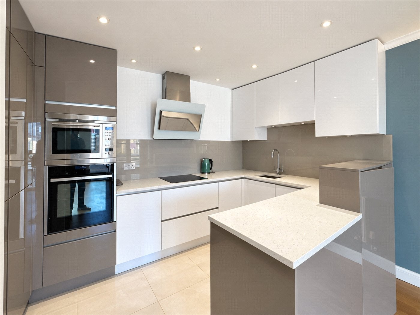 Flat Rotherhithe Street in Greater London