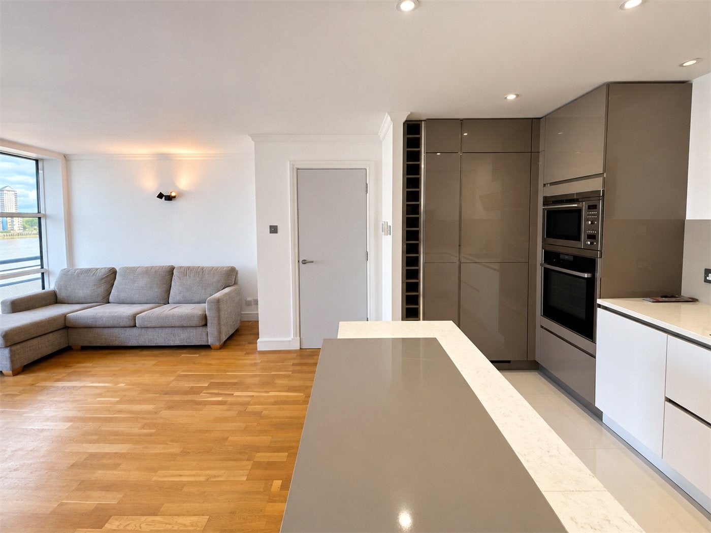 Flat Rotherhithe Street in Greater London