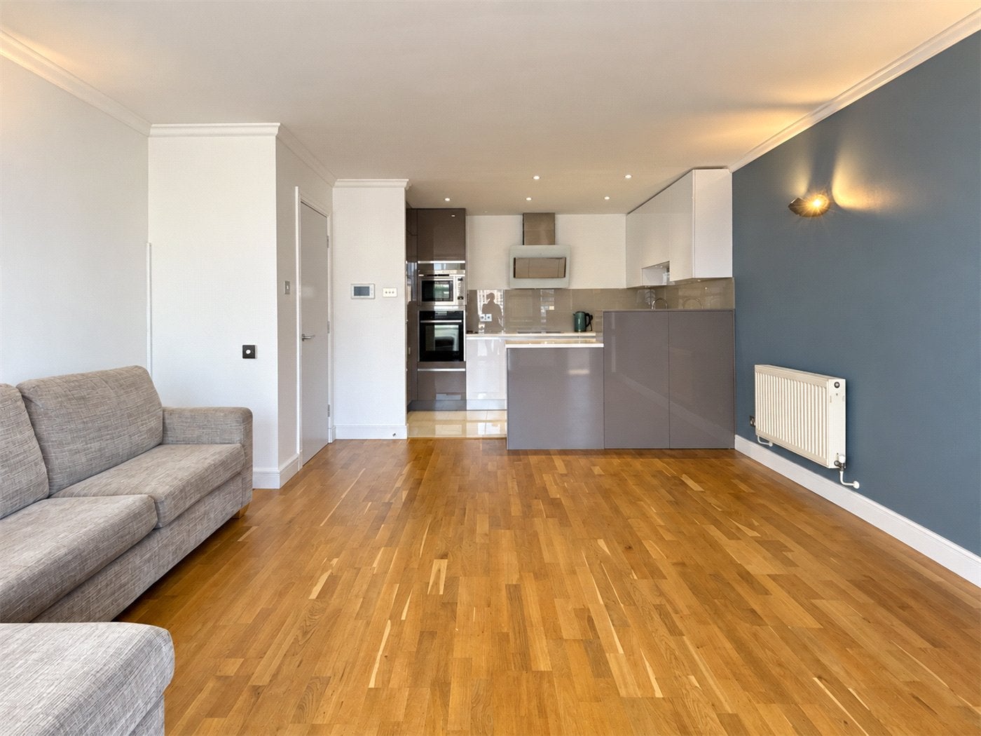 Flat Rotherhithe Street in Greater London