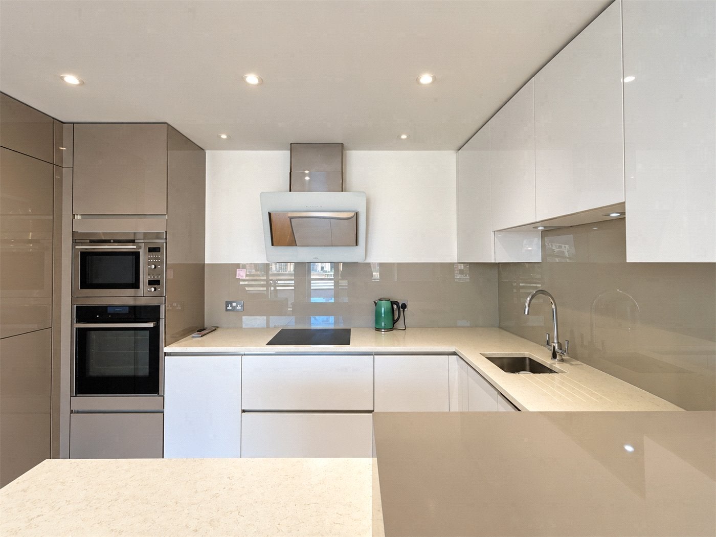 Flat Rotherhithe Street in Greater London