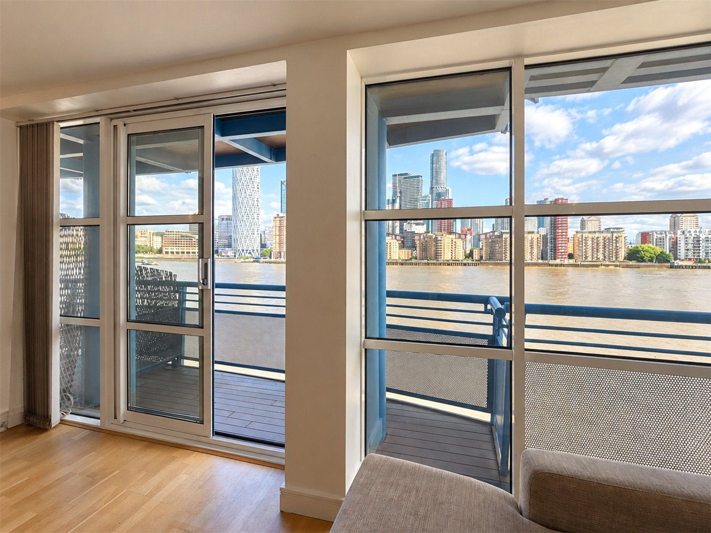 Flat Rotherhithe Street in Greater London