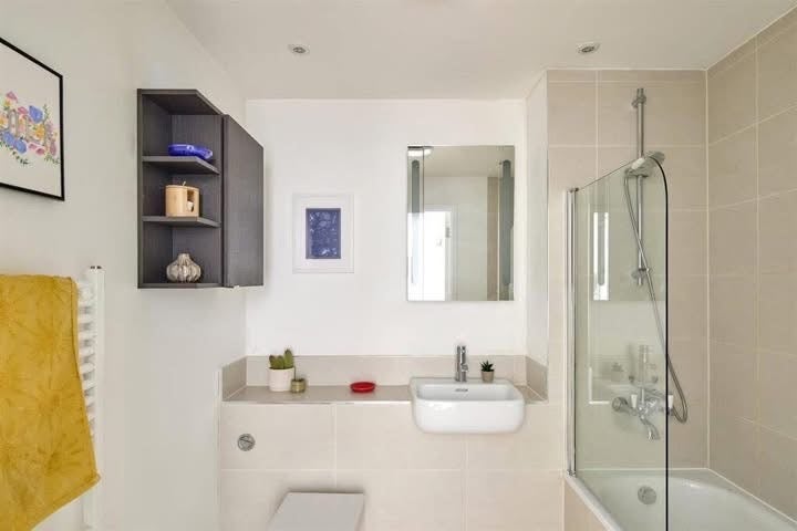 Room Collent Street in Greater London