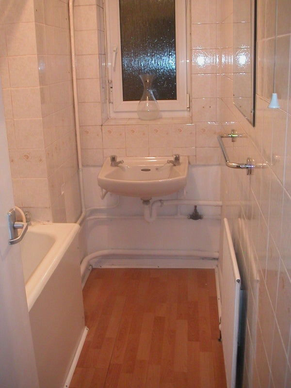 Room Riley Road in Greater London
