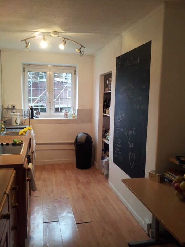 Room Riley Road in Greater London