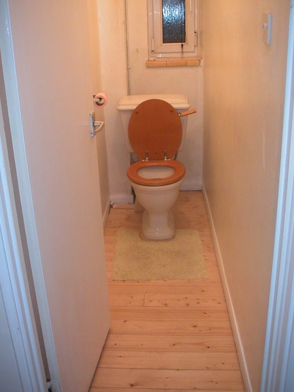 Room Riley Road in Greater London