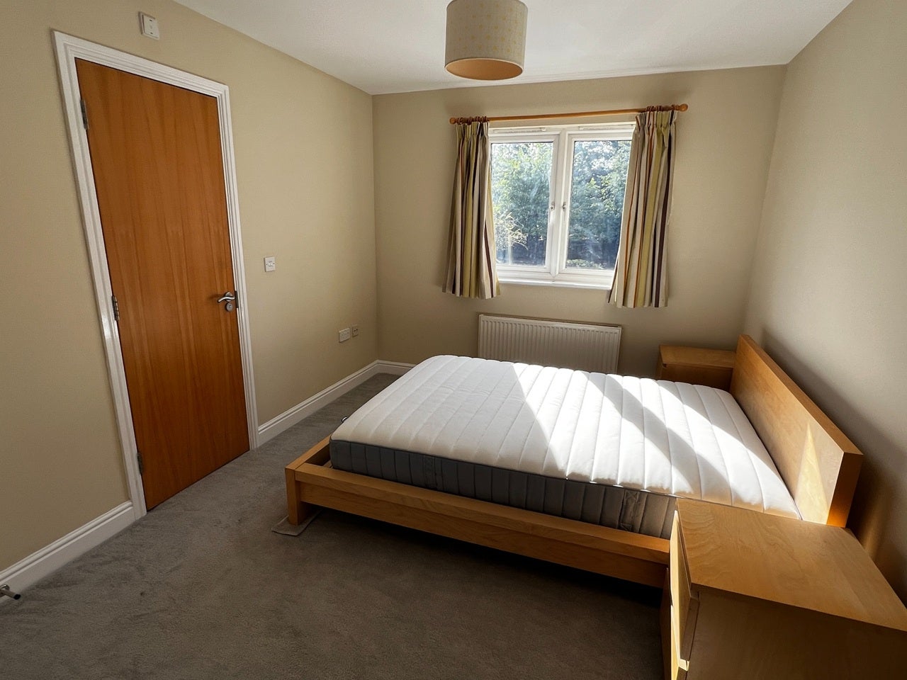 Flat Denham Road in Greater London