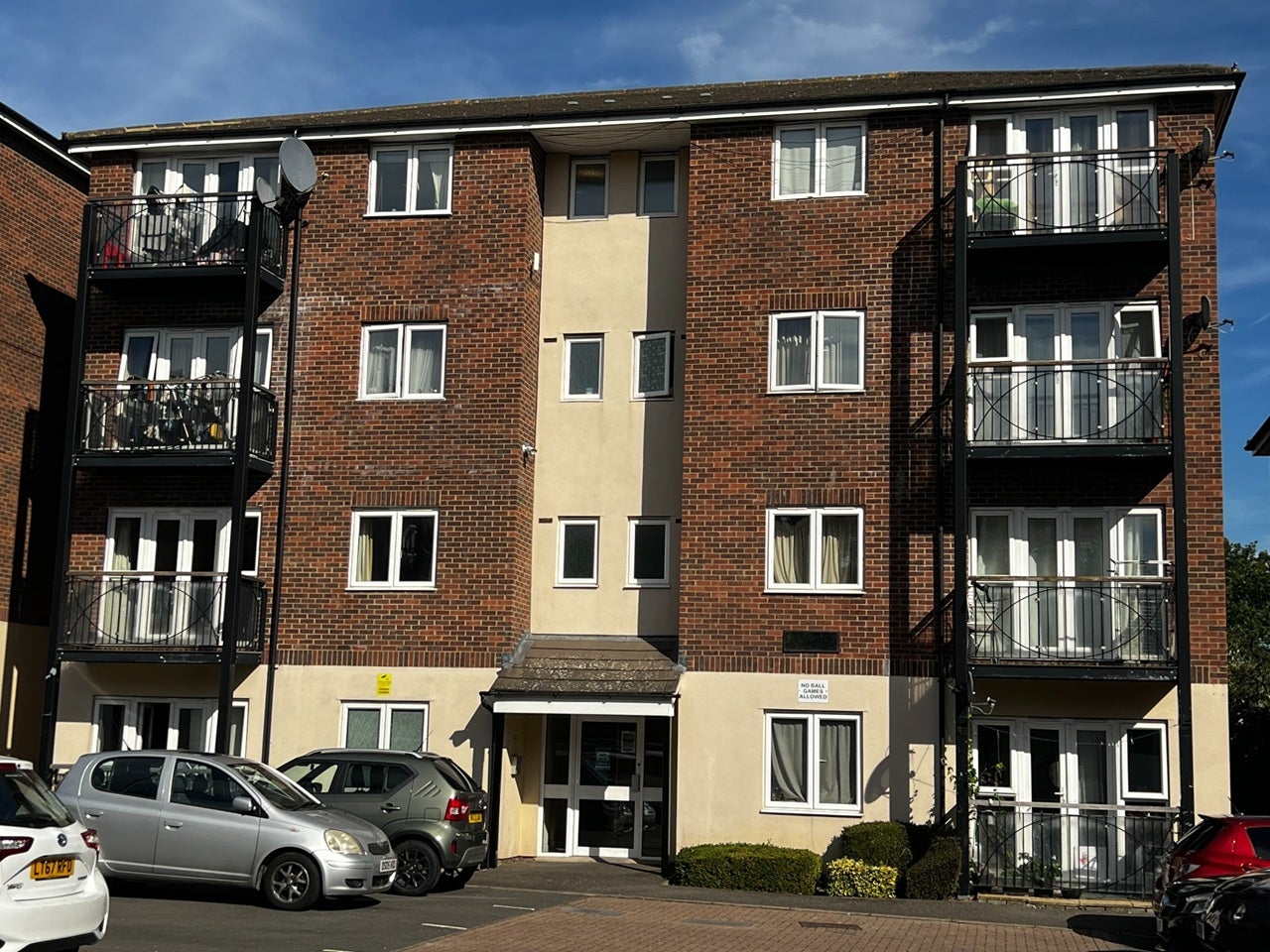 Flat Denham Road in Greater London