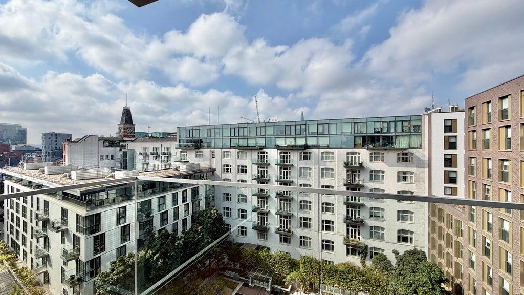 Flat Stable Walk in Greater London
