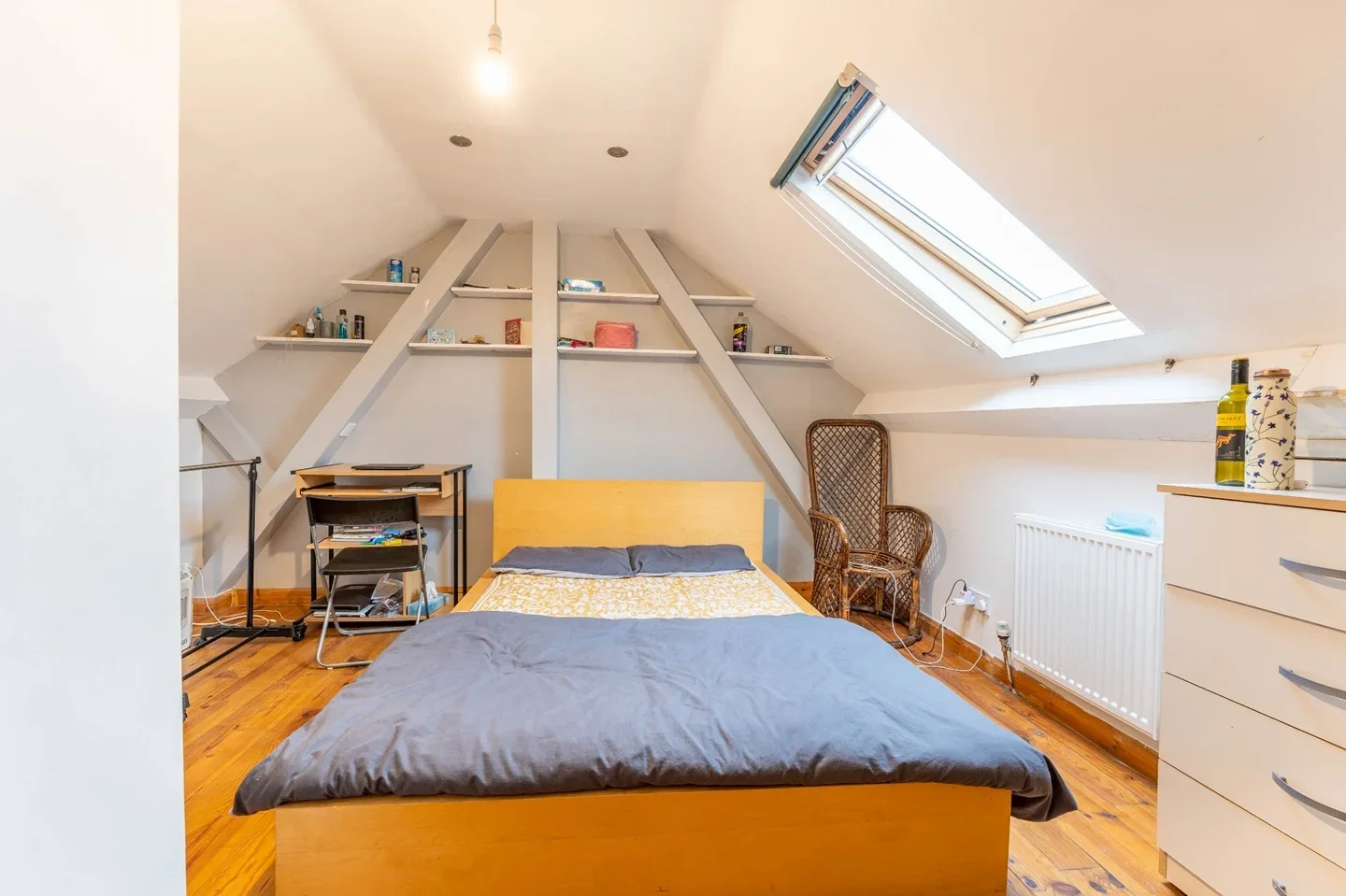 Room Dee Street in Greater London