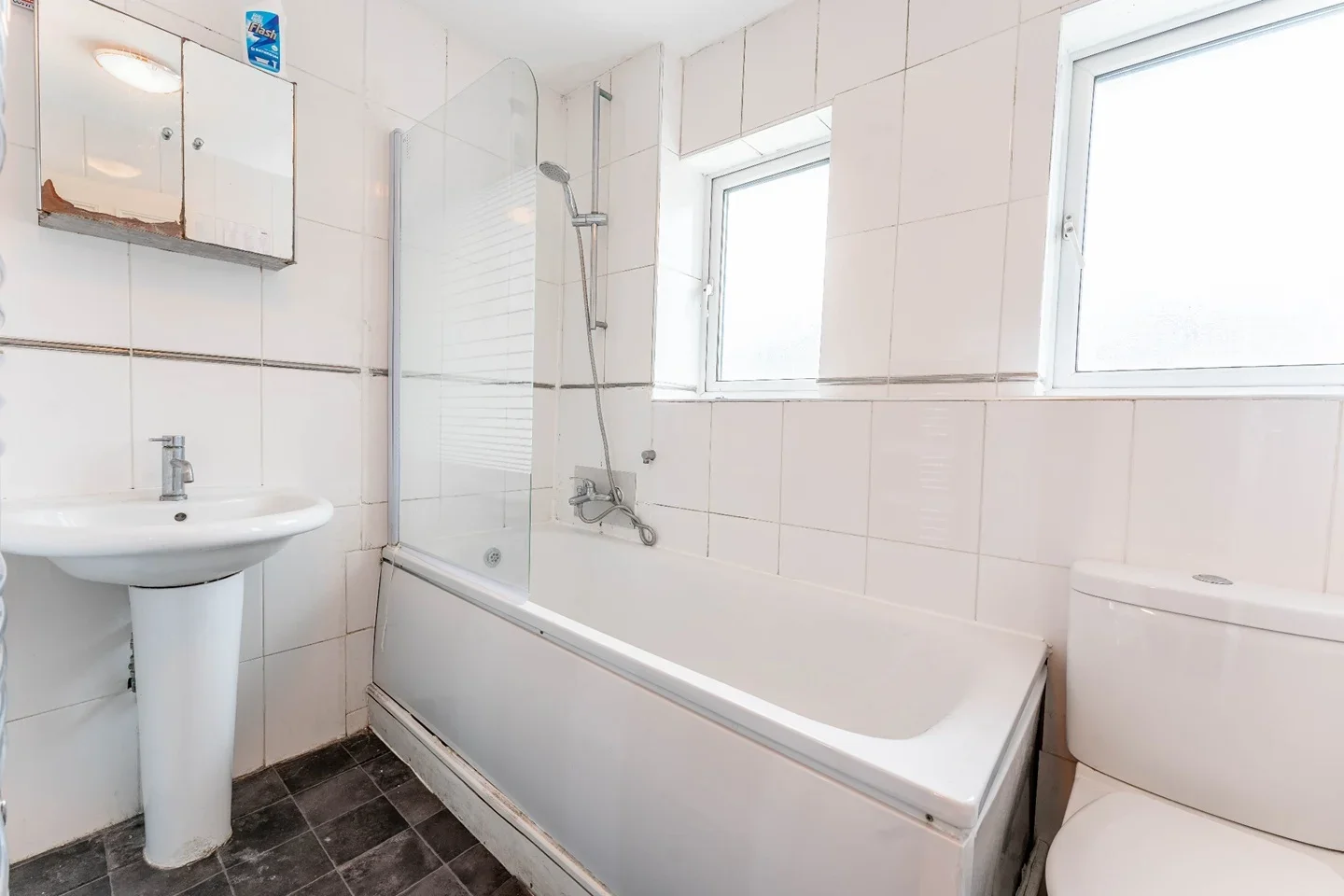 Room Dee Street in Greater London