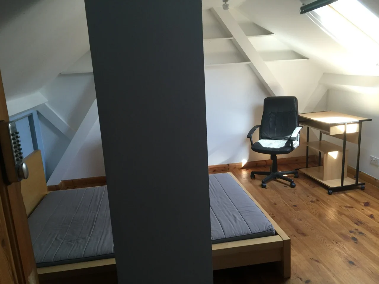 Room Dee Street in Greater London