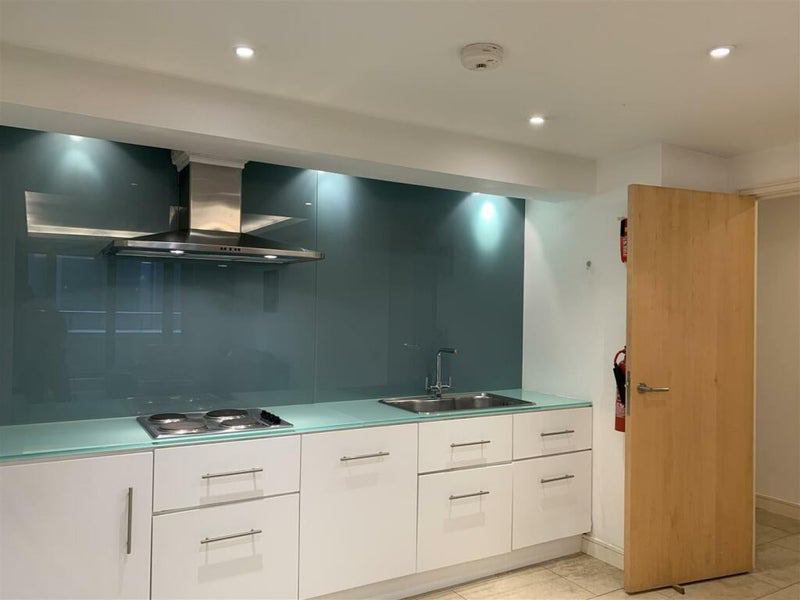 Room Leman Street in Greater London