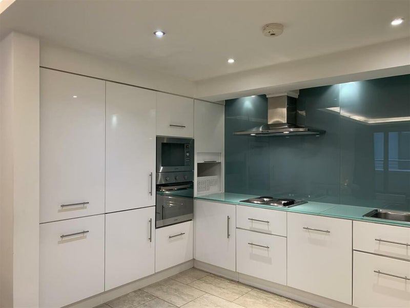 Room Leman Street in Greater London