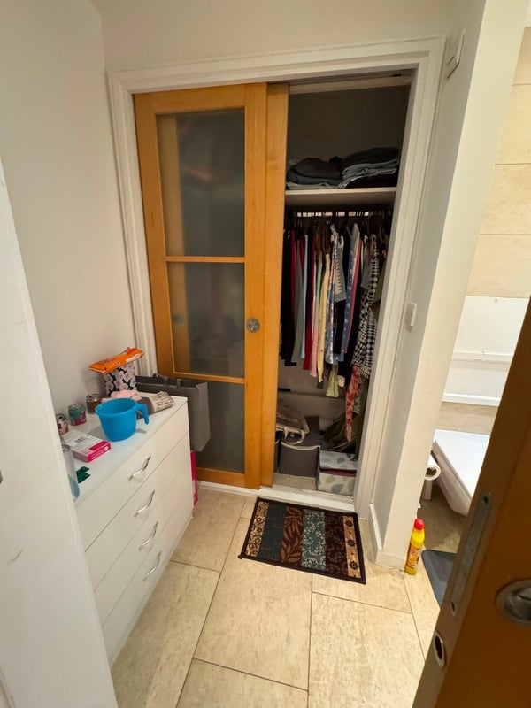 Room Leman Street in Greater London