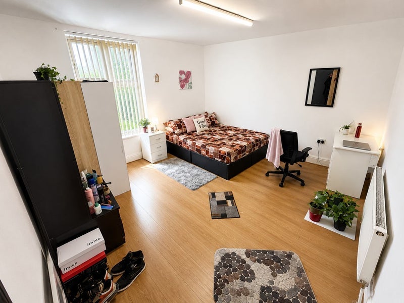 Room Victoria Road in Leeds