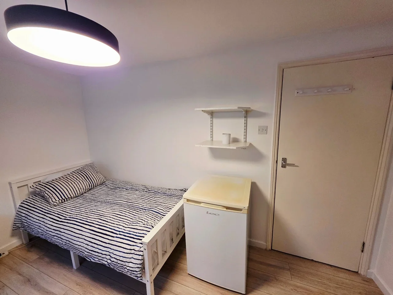 Room Swingate Lane in Greater London