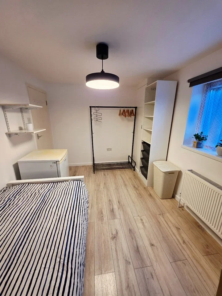 Room Swingate Lane in Greater London