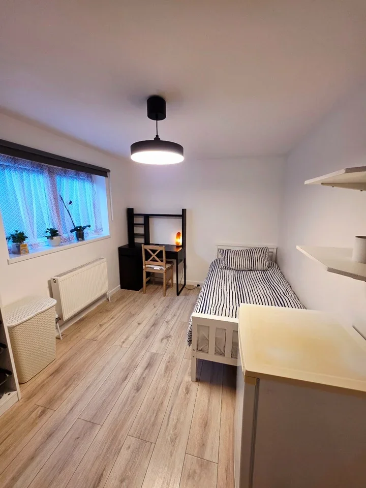 Room Swingate Lane in Greater London