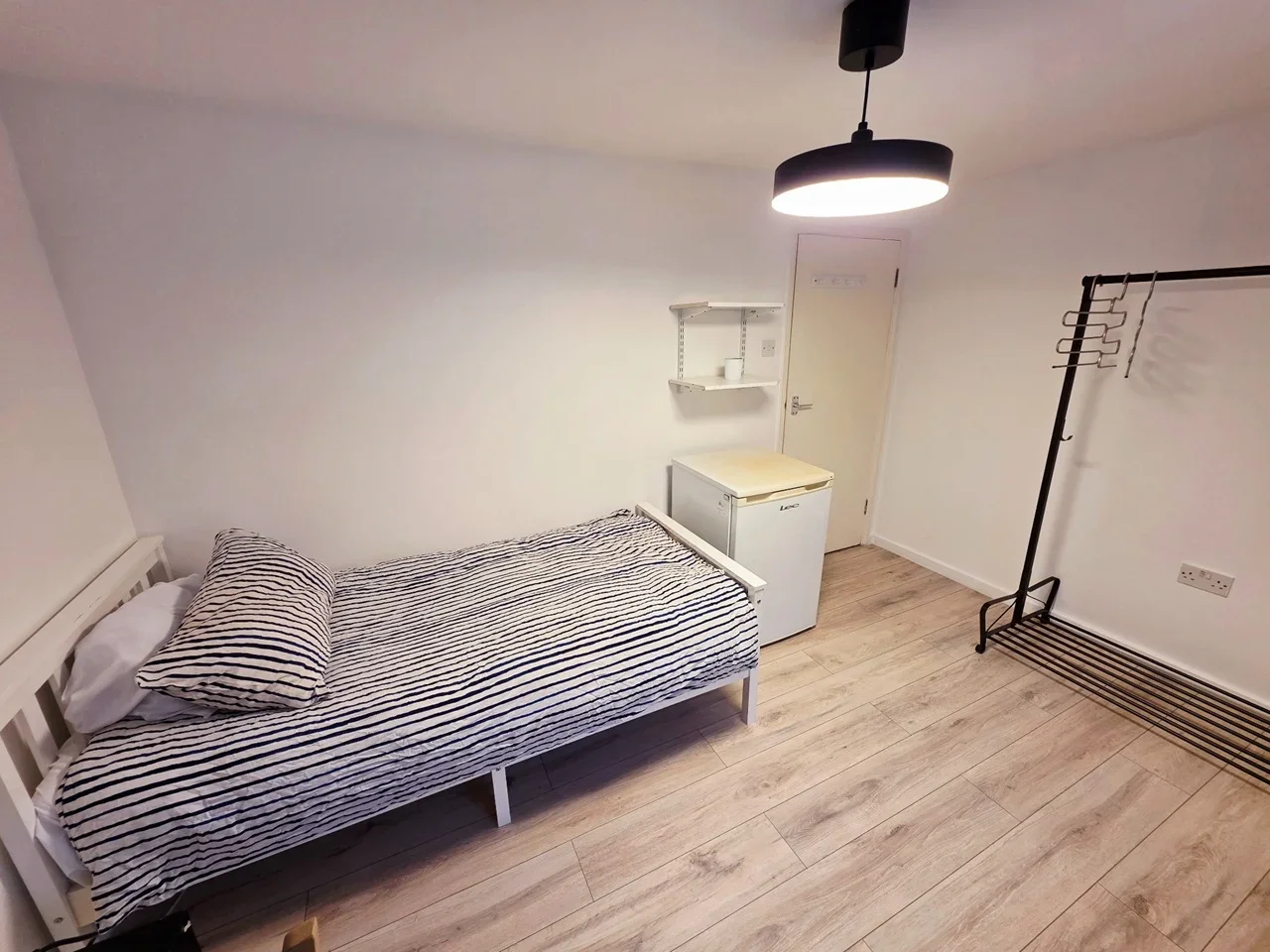 Room Swingate Lane in Greater London