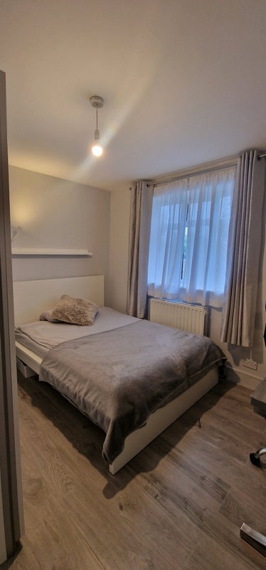 Flat Latimer Road in Greater London