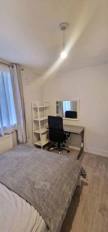 Flat Latimer Road in Greater London
