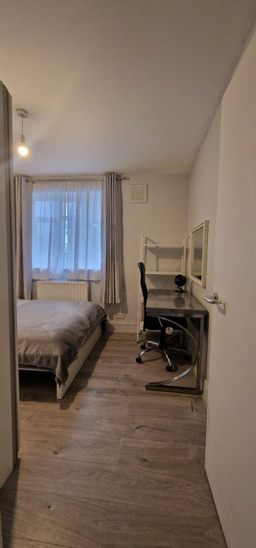 Flat Latimer Road in Greater London